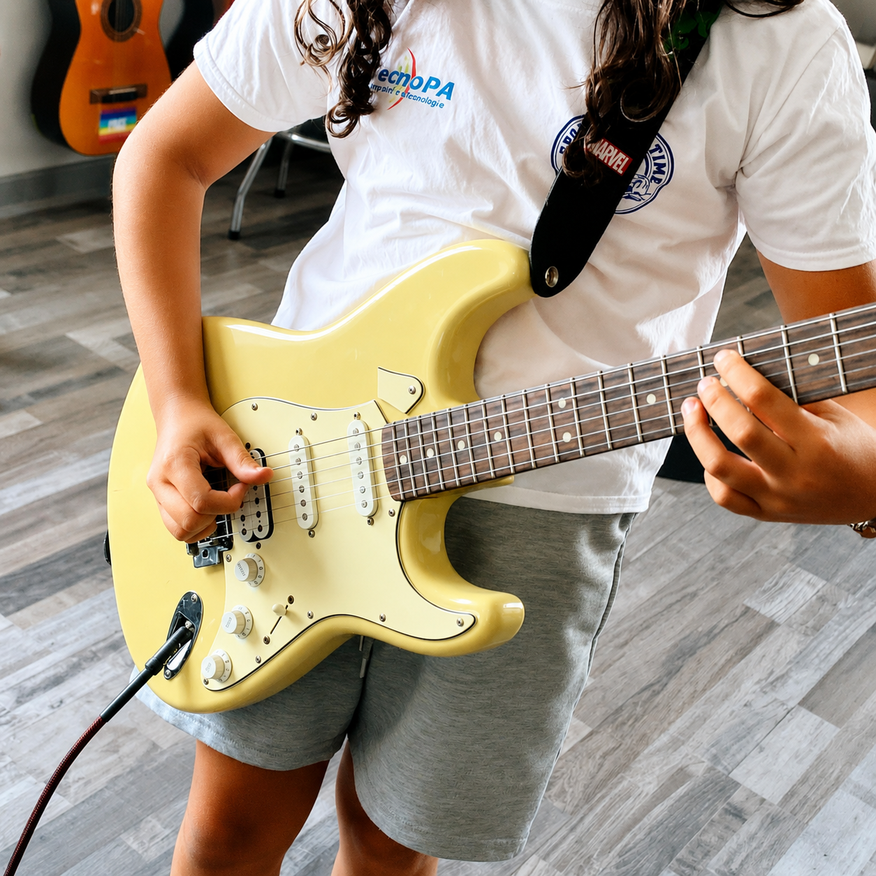 Allieva con chitarra elettrica in aula