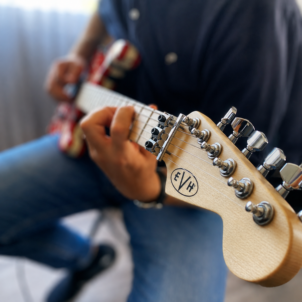 Chitarra elettrica suonata in studio